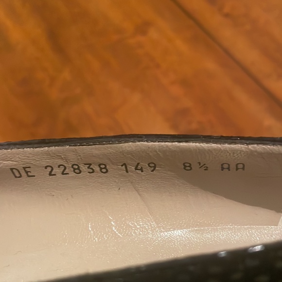 Salvatore Ferragamo black suede, Ladies 8 1/2 AA, very elegant. - Picture 5 of 9